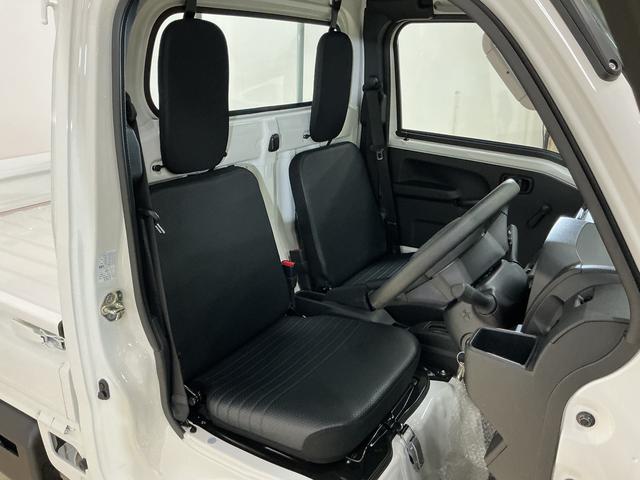 ハイゼットトラックスタンダード ワンオーナー 4WD CVT車 ラジオデッキワンオーナー 4WD CVT車 ラジオデッキ リアコーナーセンサー 3方開 オートライト 横滑り防止装置 アイドリングストップ スペアキー有り マニュアルエアコン 12V電源ソケット バッテリーカバー(京都府)の中古車