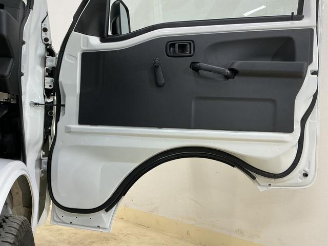 ハイゼットトラックスタンダード ワンオーナー 4WD CVT車 ラジオデッキワンオーナー 4WD CVT車 ラジオデッキ リアコーナーセンサー 3方開 オートライト 横滑り防止装置 アイドリングストップ スペアキー有り マニュアルエアコン 12V電源ソケット バッテリーカバー(京都府)の中古車