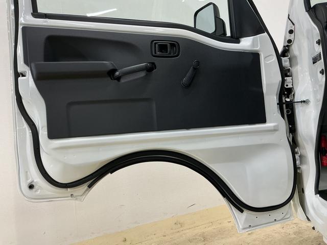 ハイゼットトラックスタンダード ワンオーナー 4WD CVT車 ラジオデッキワンオーナー 4WD CVT車 ラジオデッキ リアコーナーセンサー 3方開 オートライト 横滑り防止装置 アイドリングストップ スペアキー有り マニュアルエアコン 12V電源ソケット バッテリーカバー(京都府)の中古車