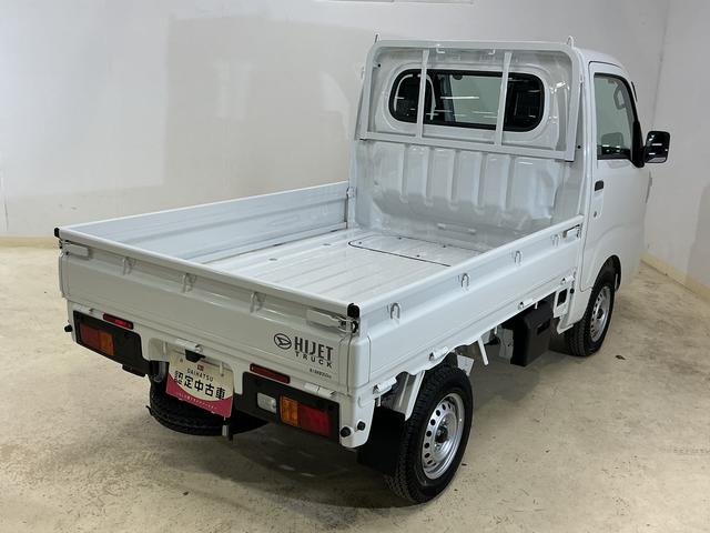 ハイゼットトラックスタンダード ワンオーナー 4WD CVT車 ラジオデッキワンオーナー 4WD CVT車 ラジオデッキ リアコーナーセンサー 3方開 オートライト 横滑り防止装置 アイドリングストップ スペアキー有り マニュアルエアコン 12V電源ソケット バッテリーカバー(京都府)の中古車