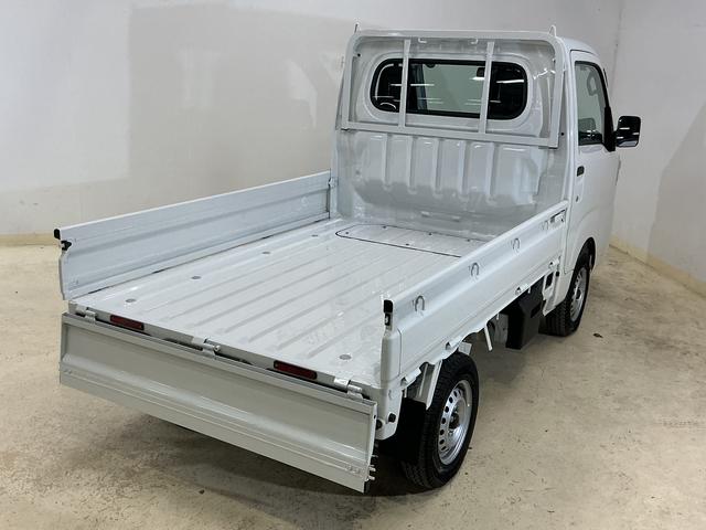 ハイゼットトラックスタンダード ワンオーナー 4WD CVT車 ラジオデッキワンオーナー 4WD CVT車 ラジオデッキ リアコーナーセンサー 3方開 オートライト 横滑り防止装置 アイドリングストップ スペアキー有り マニュアルエアコン 12V電源ソケット バッテリーカバー(京都府)の中古車