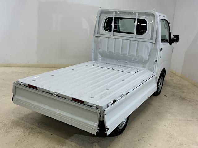 ハイゼットトラックスタンダード ワンオーナー 4WD CVT車 ラジオデッキワンオーナー 4WD CVT車 ラジオデッキ リアコーナーセンサー 3方開 オートライト 横滑り防止装置 アイドリングストップ スペアキー有り マニュアルエアコン 12V電源ソケット バッテリーカバー(京都府)の中古車