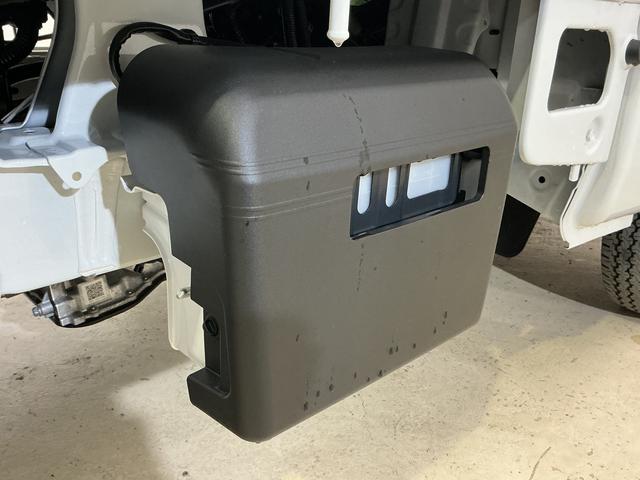 ハイゼットトラックスタンダード ワンオーナー 4WD CVT車 ラジオデッキワンオーナー 4WD CVT車 ラジオデッキ リアコーナーセンサー 3方開 オートライト 横滑り防止装置 アイドリングストップ スペアキー有り マニュアルエアコン 12V電源ソケット バッテリーカバー(京都府)の中古車