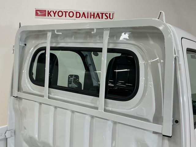 ハイゼットトラックスタンダード ワンオーナー 4WD CVT車 ラジオデッキワンオーナー 4WD CVT車 ラジオデッキ リアコーナーセンサー 3方開 オートライト 横滑り防止装置 アイドリングストップ スペアキー有り マニュアルエアコン 12V電源ソケット バッテリーカバー(京都府)の中古車