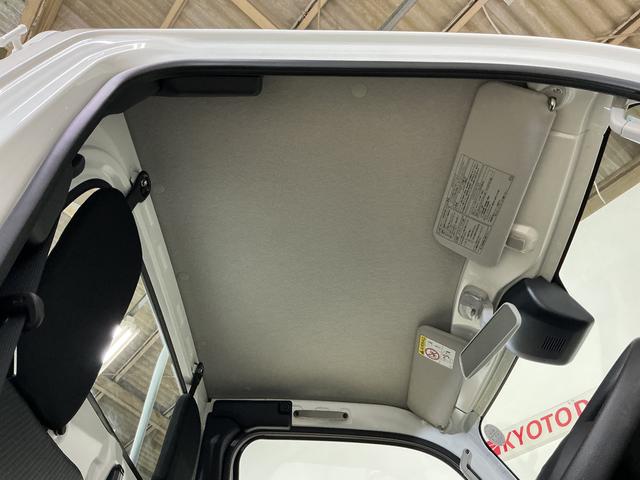 ハイゼットトラックスタンダード ワンオーナー 4WD CVT車 ラジオデッキワンオーナー 4WD CVT車 ラジオデッキ リアコーナーセンサー 3方開 オートライト 横滑り防止装置 アイドリングストップ スペアキー有り マニュアルエアコン 12V電源ソケット バッテリーカバー(京都府)の中古車