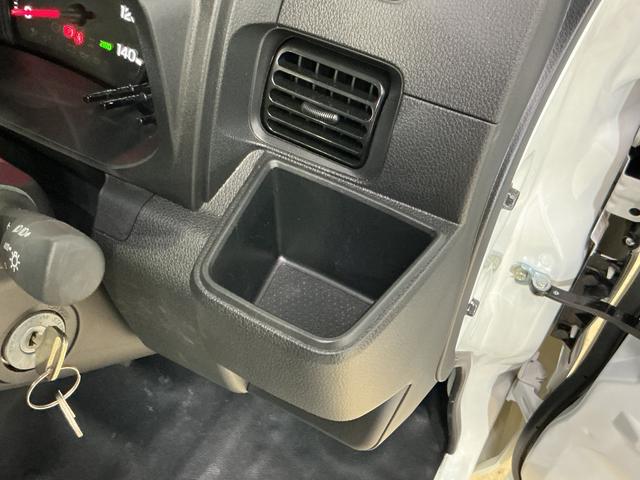 ハイゼットトラックスタンダード ワンオーナー 4WD CVT車 ラジオデッキワンオーナー 4WD CVT車 ラジオデッキ リアコーナーセンサー 3方開 オートライト 横滑り防止装置 アイドリングストップ スペアキー有り マニュアルエアコン 12V電源ソケット バッテリーカバー(京都府)の中古車