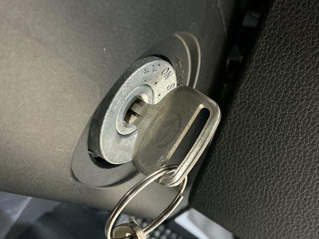 ハイゼットトラックスタンダード ワンオーナー 4WD CVT車 ラジオデッキワンオーナー 4WD CVT車 ラジオデッキ リアコーナーセンサー 3方開 オートライト 横滑り防止装置 アイドリングストップ スペアキー有り マニュアルエアコン 12V電源ソケット バッテリーカバー(京都府)の中古車