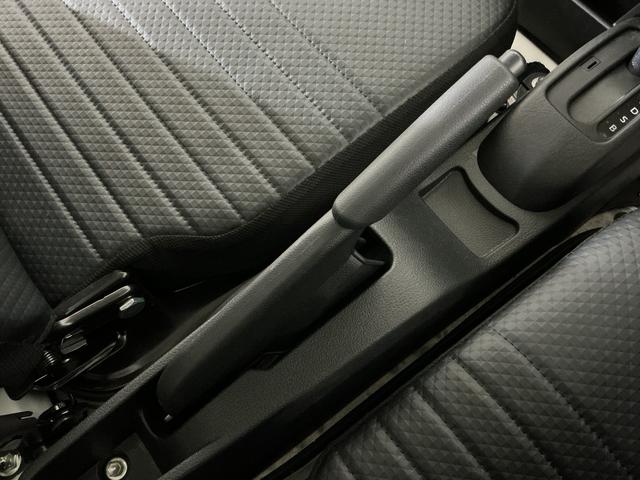 ハイゼットトラックスタンダード ワンオーナー 4WD CVT車 ラジオデッキワンオーナー 4WD CVT車 ラジオデッキ リアコーナーセンサー 3方開 オートライト 横滑り防止装置 アイドリングストップ スペアキー有り マニュアルエアコン 12V電源ソケット バッテリーカバー(京都府)の中古車