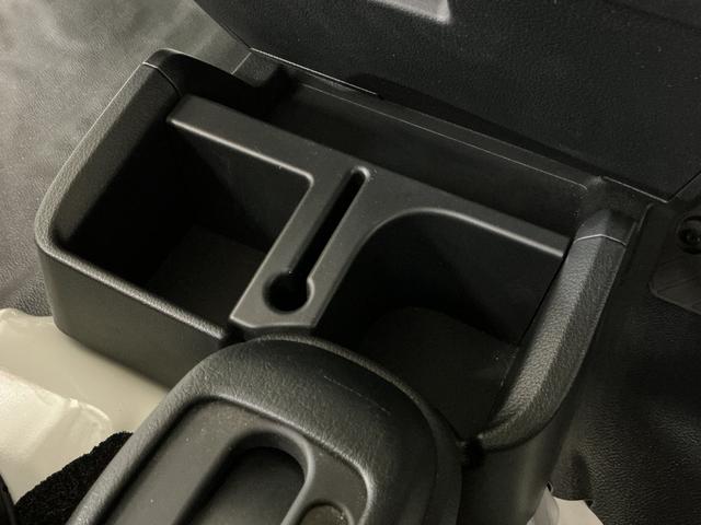 ハイゼットトラックスタンダード ワンオーナー 4WD CVT車 ラジオデッキワンオーナー 4WD CVT車 ラジオデッキ リアコーナーセンサー 3方開 オートライト 横滑り防止装置 アイドリングストップ スペアキー有り マニュアルエアコン 12V電源ソケット バッテリーカバー(京都府)の中古車