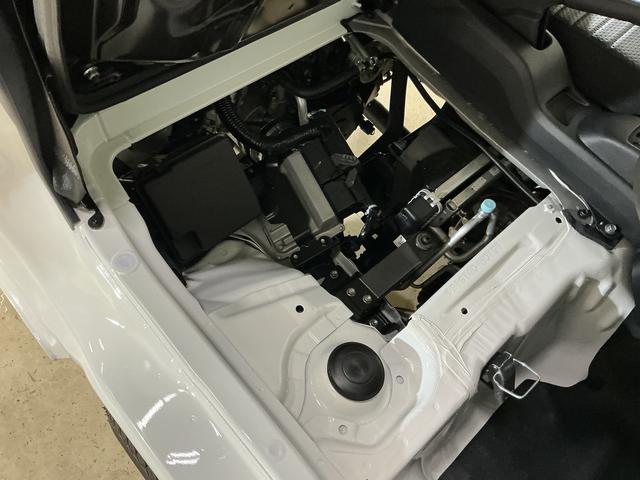 ハイゼットトラックスタンダード ワンオーナー 4WD CVT車 ラジオデッキワンオーナー 4WD CVT車 ラジオデッキ リアコーナーセンサー 3方開 オートライト 横滑り防止装置 アイドリングストップ スペアキー有り マニュアルエアコン 12V電源ソケット バッテリーカバー(京都府)の中古車