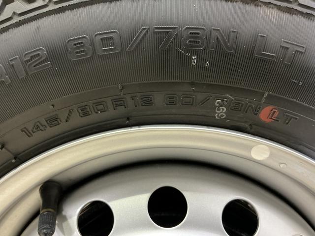 ハイゼットトラックスタンダード ワンオーナー 4WD CVT車 ラジオデッキワンオーナー 4WD CVT車 ラジオデッキ リアコーナーセンサー 3方開 オートライト 横滑り防止装置 アイドリングストップ スペアキー有り マニュアルエアコン 12V電源ソケット バッテリーカバー(京都府)の中古車