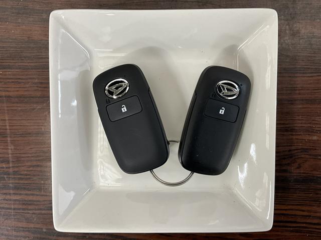 ハイゼットカーゴクルーズ ワンオーナー 切替式4WD リアコーナーセンサーワンオーナー 切替式4WD リアコーナーセンサー オートマチックハイビーム 横滑り防止装置 アイドリングストップ 盗難防止装置 スマートキー プッシュスタート スマートアシスト 電動格納ドアミラー(京都府)の中古車