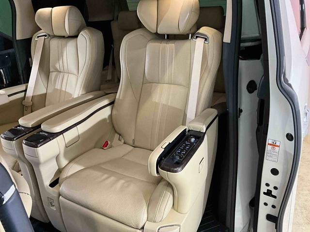 アルファードハイブリッドエグゼクティブラウンジハイブリッド　両側電動スライドドア　キーフリーシステム　プッシュボタンスタート　シートヒーター　後席モニター　全方位カメラ　ＥＴＣ車載器　衝突被害軽減システム　衝突安全ボディー　前後ドライブレコーダー（京都府）の中古車