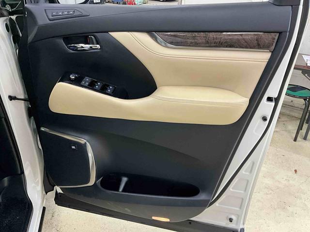 アルファードハイブリッドエグゼクティブラウンジハイブリッド　両側電動スライドドア　キーフリーシステム　プッシュボタンスタート　シートヒーター　後席モニター　全方位カメラ　ＥＴＣ車載器　衝突被害軽減システム　衝突安全ボディー　前後ドライブレコーダー（京都府）の中古車