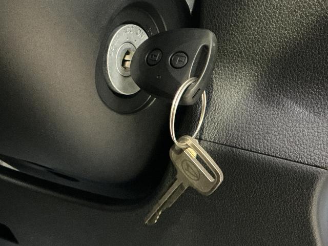 ハイゼットカーゴＤＸ　デラックス　４ＷＤ　スマートアシスト　キーレスリモコン４ＷＤ　スマートアシスト　キーレスリモコン　マニュアルエアコン　ＡＭ／ＦＭチューナー　コーナーセンサー　フロントパワーウインド　スチールホイール　ラバーマット　オートライト　アイドリングストップ（京都府）の中古車