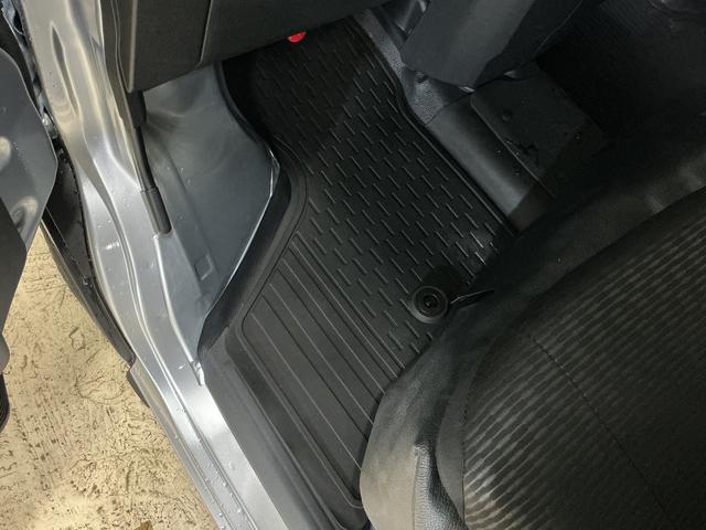 ハイゼットカーゴＤＸ　デラックス　４ＷＤ　スマートアシスト　キーレスリモコン４ＷＤ　スマートアシスト　キーレスリモコン　マニュアルエアコン　ＡＭ／ＦＭチューナー　コーナーセンサー　フロントパワーウインド　スチールホイール　ラバーマット　オートライト　アイドリングストップ（京都府）の中古車