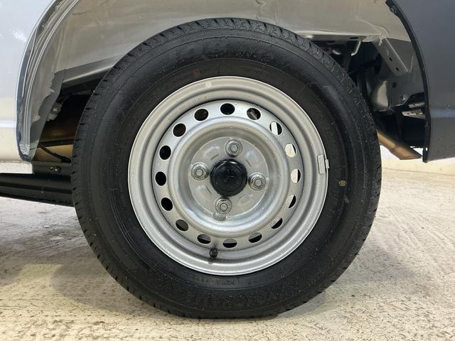 ハイゼットカーゴＤＸ　デラックス　４ＷＤ　スマートアシスト　キーレスリモコン４ＷＤ　スマートアシスト　キーレスリモコン　マニュアルエアコン　ＡＭ／ＦＭチューナー　コーナーセンサー　フロントパワーウインド　スチールホイール　ラバーマット　オートライト　アイドリングストップ（京都府）の中古車