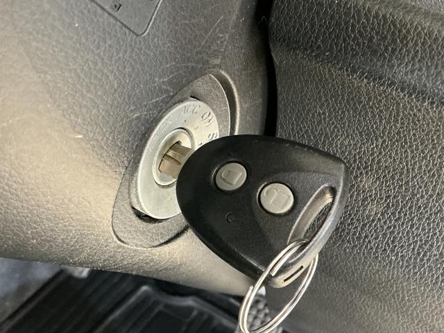 ハイゼットトラックスタンダード　ワンオーナー　５速ＭＴ　ラジオデッキ　ＥＴＣワンオーナー　５速ＭＴ　ラジオデッキ　ＥＴＣ　ドライブレコーダー　３方開　キーレスエントリー　ドアバイザー　マニュアルエアコン　ヘッドライトレべライザー　ラバーマット　スペアタイヤ　１２Ｖ電源ソケット（京都府）の中古車