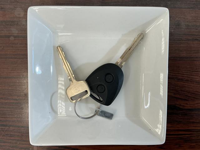 ハイゼットカーゴDX 切替式4WD CVT車 ラジオデッキ コーナーセンサー切替式4WD CVT車 ラジオデッキ コーナーセンサー オートマチックハイビーム オートライト アイドリングストップ 横滑り防止装置 キーレスエントリー ヘッドライトレべライザー 12V電源ソケット(京都府)の中古車