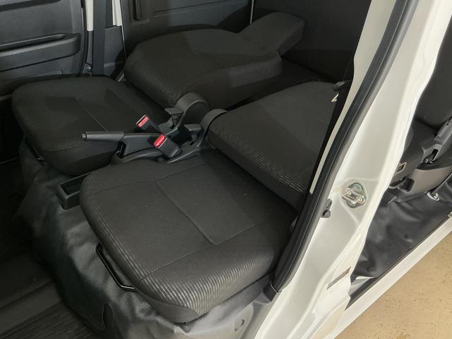 ハイゼットカーゴDX 切替式4WD CVT車 ラジオデッキ コーナーセンサー切替式4WD CVT車 ラジオデッキ コーナーセンサー オートマチックハイビーム オートライト アイドリングストップ 横滑り防止装置 キーレスエントリー ヘッドライトレべライザー 12V電源ソケット(京都府)の中古車