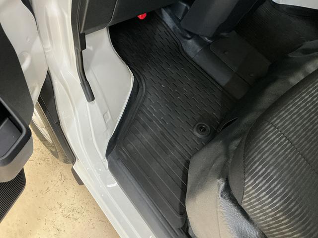 ハイゼットカーゴDX 切替式4WD CVT車 ラジオデッキ コーナーセンサー切替式4WD CVT車 ラジオデッキ コーナーセンサー オートマチックハイビーム オートライト アイドリングストップ 横滑り防止装置 キーレスエントリー ヘッドライトレべライザー 12V電源ソケット(京都府)の中古車