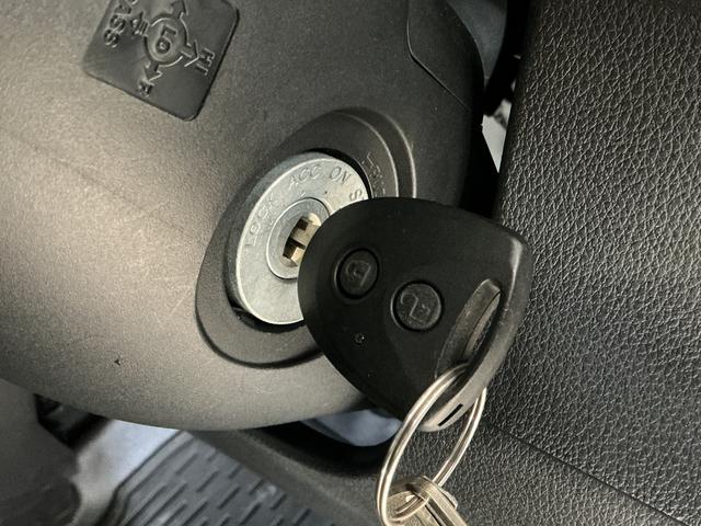 ハイゼットカーゴDX 切替式4WD CVT車 ラジオデッキ コーナーセンサー切替式4WD CVT車 ラジオデッキ コーナーセンサー オートマチックハイビーム オートライト アイドリングストップ 横滑り防止装置 キーレスエントリー ヘッドライトレべライザー 12V電源ソケット(京都府)の中古車