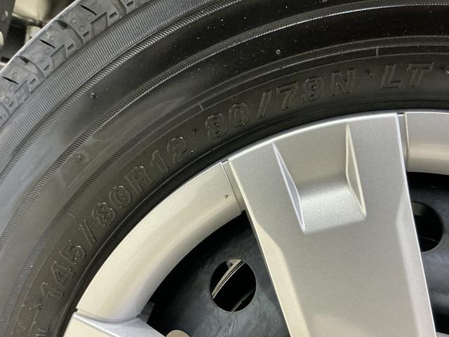 ハイゼットカーゴクルーズターボ　切替式４ＷＤ　ＣＶＴ車　前後コーナーセンサー切替式４ＷＤ　ＣＶＴ車　前後コーナーセンサー　オートマチックハイビーム　オートライト　スマートキー　キーレスエントリー　スペアキー有り　アイドリングストップ　マニュアルエアコン　横滑り防止装置（京都府）の中古車