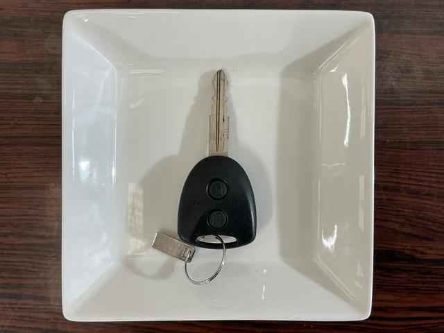 ミラＴＸ　ワンオーナー　５速ＭＴ　ラジオデッキ　ドアバイザーワンオーナー　５速ＭＴ　ラジオデッキ　キーレスエントリー　ドアバイザー　マニュアルエアコン　ヘッドライトレべライザー　１２Ｖ電源ソケット　スペアタイヤ　ラバーマット（京都府）の中古車