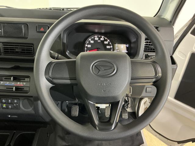 ハイゼットトラックジャンボスタンダード　５速ＭＴ　ラジオ　前後コーナーセンサー５速ＭＴ　ラジオデッキ　前後コーナーセンサー　オートマチックハイビーム　３方開　オートライト　横滑り防止装置　アイドリングストップ　マニュアルエアコン　１２Ｖ電源ソケット　ヘッドライトレべライザー（京都府）の中古車