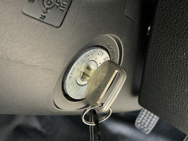 ハイゼットトラックジャンボスタンダード　５速ＭＴ　ラジオ　前後コーナーセンサー５速ＭＴ　ラジオデッキ　前後コーナーセンサー　オートマチックハイビーム　３方開　オートライト　横滑り防止装置　アイドリングストップ　マニュアルエアコン　１２Ｖ電源ソケット　ヘッドライトレべライザー（京都府）の中古車