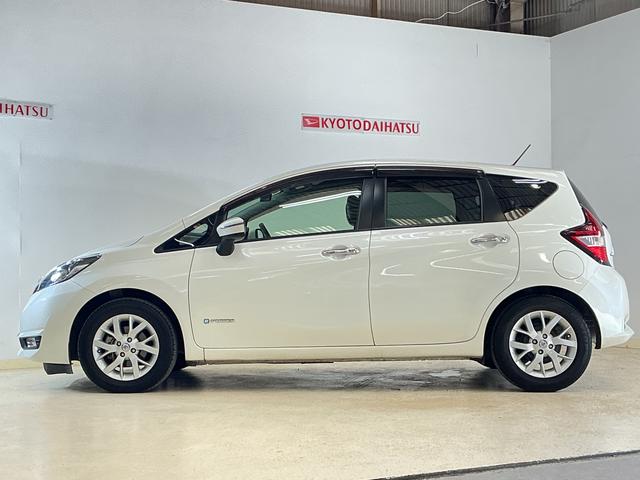 ノートｅ−パワー　メダリスト　ナビ　バックカメラ　ＥＴＣ純正ナビ　ＥＴＣ　社外ドライブレコーダー　プッシュボタンエンジンスタート　ＬＥＤヘッドライト　フルセグチューナー　ブルートゥース対応　アルミホイール　バックカメラ　オートライト　オートエアコン　ＡＢＳ（京都府）の中古車
