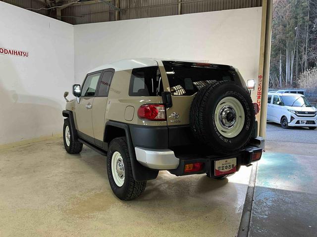 ＦＪクルーザーカラーパッケージナビゲーションＣＤ・ＤＶＤ　ＥＴＣ　バックカメラ　バックソナー　ＫＥＮＷＯＯＤドラレコ　切替４ＷＤ　ＡＴ５速　ガソリン　ＤＵＮＬＯＰグランドトレックＡＴタイヤ　背面タイヤ（京都府）の中古車