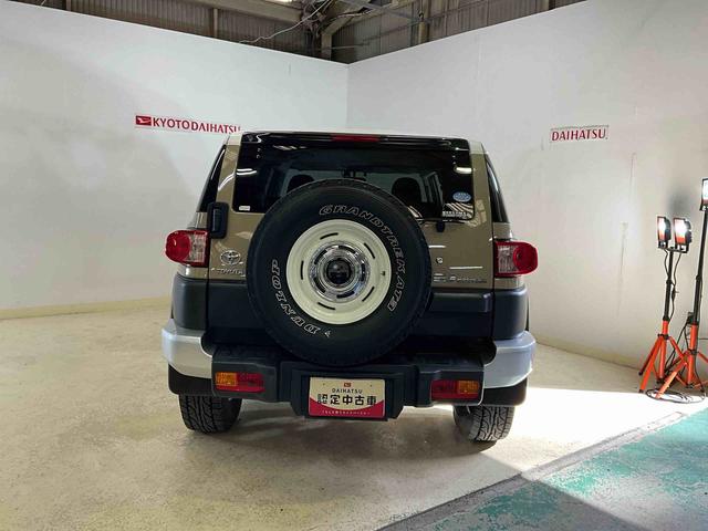 ＦＪクルーザーカラーパッケージナビゲーションＣＤ・ＤＶＤ　ＥＴＣ　バックカメラ　バックソナー　ＫＥＮＷＯＯＤドラレコ　切替４ＷＤ　ＡＴ５速　ガソリン　ＤＵＮＬＯＰグランドトレックＡＴタイヤ　背面タイヤ（京都府）の中古車