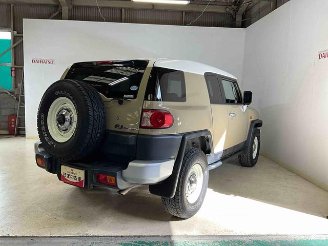 ＦＪクルーザーカラーパッケージナビゲーションＣＤ・ＤＶＤ　ＥＴＣ　バックカメラ　バックソナー　ＫＥＮＷＯＯＤドラレコ　切替４ＷＤ　ＡＴ５速　ガソリン　ＤＵＮＬＯＰグランドトレックＡＴタイヤ　背面タイヤ（京都府）の中古車