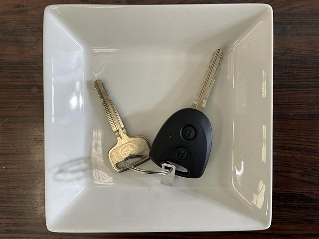 ハイゼットカーゴＤＸ　届出済み未使用車　切替式４ＷＤ　前後コーナーセンサー届出済み未使用車　切替式４ＷＤ　前後コーナーセンサー　オートマチックハイビーム　スマートアシスト　キーレスエントリー　オートライト　スペアキー有り　アイドリングストップ　横滑り防止装置　スペアタイヤ（京都府）の中古車