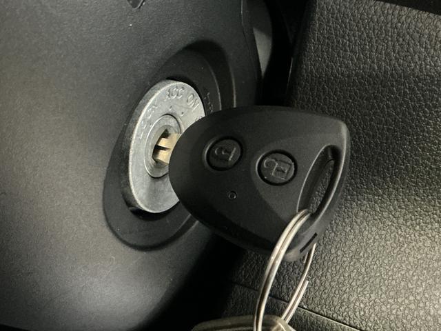 ハイゼットカーゴＤＸ　切替式４ＷＤ　ラジオデッキ　リアコーナーセンサー切替式４ＷＤ　ラジオデッキ　リアコーナーセンサー　オートマチックハイビーム　キーレスエントリー　オートライト　横滑り防止装置　アイドリングストップ　盗難防止装置　１２Ｖ電源ソケット　マニュアルエアコン（京都府）の中古車