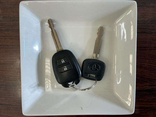 カローラフィールダー１．５Ｇ　ナビ　ＥＴＣ　ドライブレコーダー　キーレスリモコントヨタ純正ナビ　ＥＴＣ　社外ドライブレコーダー　キーレスリモコン　フルセグチューナー　ブルートゥース対応　オートライト　オートエアコン　カーペットマット　バイザー　ホイールキャップ　ＡＢＳ（京都府）の中古車