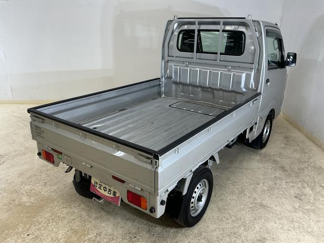 ＮＴ１００クリッパートラックＤＸ　ワンオーナー　ＡＴ車　ラジオデッキ　ＥＴＣ　３方開ワンオーナー　ＡＴ車　ラジオデッキ　ＥＴＣ　３方開　ゲートプロテクター　マッドフラップ　ドアバイザー　マニュアルエアコン　ヘッドライトレべライザー　１２Ｖ電源ソケット　スペアタイヤ　助手席エアバッグ（京都府）の中古車