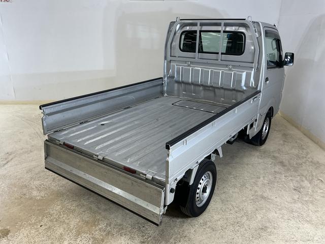 ＮＴ１００クリッパートラックＤＸ　ワンオーナー　ＡＴ車　ラジオデッキ　ＥＴＣ　３方開ワンオーナー　ＡＴ車　ラジオデッキ　ＥＴＣ　３方開　ゲートプロテクター　マッドフラップ　ドアバイザー　マニュアルエアコン　ヘッドライトレべライザー　１２Ｖ電源ソケット　スペアタイヤ　助手席エアバッグ（京都府）の中古車