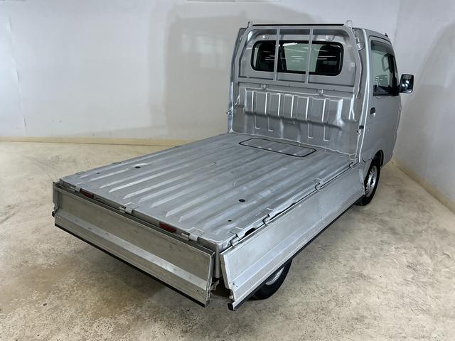 ＮＴ１００クリッパートラックＤＸ　ワンオーナー　ＡＴ車　ラジオデッキ　ＥＴＣ　３方開ワンオーナー　ＡＴ車　ラジオデッキ　ＥＴＣ　３方開　ゲートプロテクター　マッドフラップ　ドアバイザー　マニュアルエアコン　ヘッドライトレべライザー　１２Ｖ電源ソケット　スペアタイヤ　助手席エアバッグ（京都府）の中古車