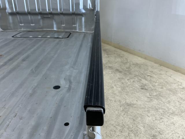 ＮＴ１００クリッパートラックＤＸ　ワンオーナー　ＡＴ車　ラジオデッキ　ＥＴＣ　３方開ワンオーナー　ＡＴ車　ラジオデッキ　ＥＴＣ　３方開　ゲートプロテクター　マッドフラップ　ドアバイザー　マニュアルエアコン　ヘッドライトレべライザー　１２Ｖ電源ソケット　スペアタイヤ　助手席エアバッグ（京都府）の中古車