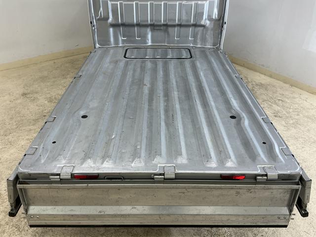 ＮＴ１００クリッパートラックＤＸ　ワンオーナー　ＡＴ車　ラジオデッキ　ＥＴＣ　３方開ワンオーナー　ＡＴ車　ラジオデッキ　ＥＴＣ　３方開　ゲートプロテクター　マッドフラップ　ドアバイザー　マニュアルエアコン　ヘッドライトレべライザー　１２Ｖ電源ソケット　スペアタイヤ　助手席エアバッグ（京都府）の中古車