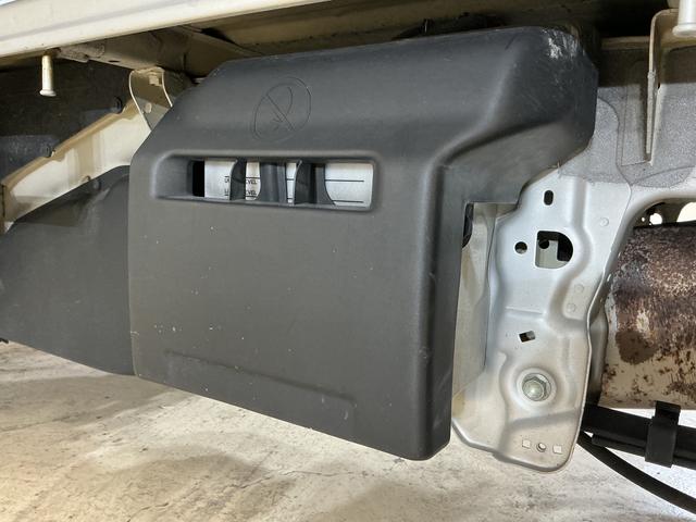 ＮＴ１００クリッパートラックＤＸ　ワンオーナー　ＡＴ車　ラジオデッキ　ＥＴＣ　３方開ワンオーナー　ＡＴ車　ラジオデッキ　ＥＴＣ　３方開　ゲートプロテクター　マッドフラップ　ドアバイザー　マニュアルエアコン　ヘッドライトレべライザー　１２Ｖ電源ソケット　スペアタイヤ　助手席エアバッグ（京都府）の中古車