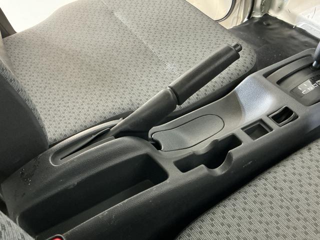 ＮＴ１００クリッパートラックＤＸ　ワンオーナー　ＡＴ車　ラジオデッキ　ＥＴＣ　３方開ワンオーナー　ＡＴ車　ラジオデッキ　ＥＴＣ　３方開　ゲートプロテクター　マッドフラップ　ドアバイザー　マニュアルエアコン　ヘッドライトレべライザー　１２Ｖ電源ソケット　スペアタイヤ　助手席エアバッグ（京都府）の中古車