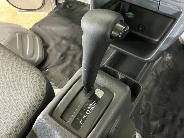 ＮＴ１００クリッパートラックＤＸ　ワンオーナー　ＡＴ車　ラジオデッキ　ＥＴＣ　３方開ワンオーナー　ＡＴ車　ラジオデッキ　ＥＴＣ　３方開　ゲートプロテクター　マッドフラップ　ドアバイザー　マニュアルエアコン　ヘッドライトレべライザー　１２Ｖ電源ソケット　スペアタイヤ　助手席エアバッグ（京都府）の中古車