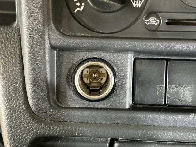 ＮＴ１００クリッパートラックＤＸ　ワンオーナー　ＡＴ車　ラジオデッキ　ＥＴＣ　３方開ワンオーナー　ＡＴ車　ラジオデッキ　ＥＴＣ　３方開　ゲートプロテクター　マッドフラップ　ドアバイザー　マニュアルエアコン　ヘッドライトレべライザー　１２Ｖ電源ソケット　スペアタイヤ　助手席エアバッグ（京都府）の中古車