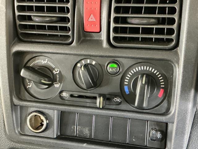 ＮＴ１００クリッパートラックＤＸ　ワンオーナー　ＡＴ車　ラジオデッキ　ＥＴＣ　３方開ワンオーナー　ＡＴ車　ラジオデッキ　ＥＴＣ　３方開　ゲートプロテクター　マッドフラップ　ドアバイザー　マニュアルエアコン　ヘッドライトレべライザー　１２Ｖ電源ソケット　スペアタイヤ　助手席エアバッグ（京都府）の中古車