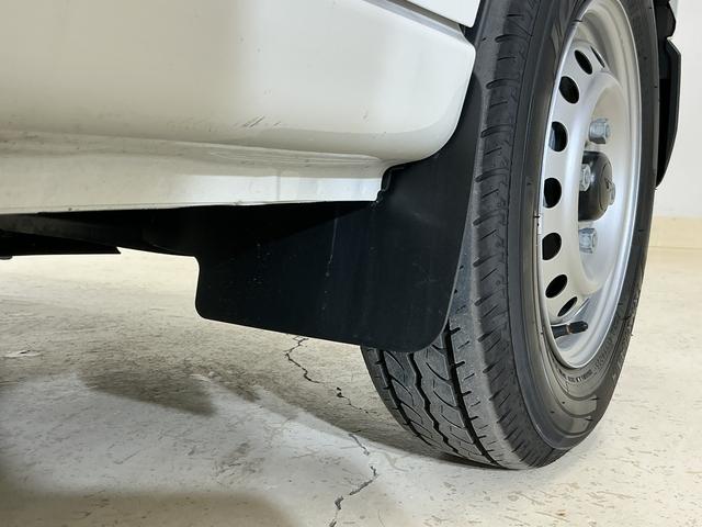 ハイゼットカーゴDX 4WD ラジオデッキ 前後コーナーセンサー キーレス切替式4WD ラジオデッキ 前後コーナーセンサー オートマチックハイビーム オートライト キーレスエントリー 横滑り防止装置 アイドリングストップ 盗難防止放置 マニュアルエアコン 12V電源ソケット(京都府)の中古車
