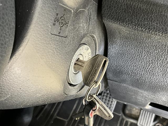 ハイゼットトラックスタンダード　ワンオーナー　ＭＴ５速車　バックカメラワンオーナー　ＭＴ５速車　３方開　ディスプレイオーディオ　バックカメラ　Ｂｌｕｅｔｏｏｔｈ　ＵＳＢチャージャー　ＤＶＤ再生　ドアバイザー　スペアキー有り　ヘッドライトレベライザー　マニュアルエアコン（京都府）の中古車