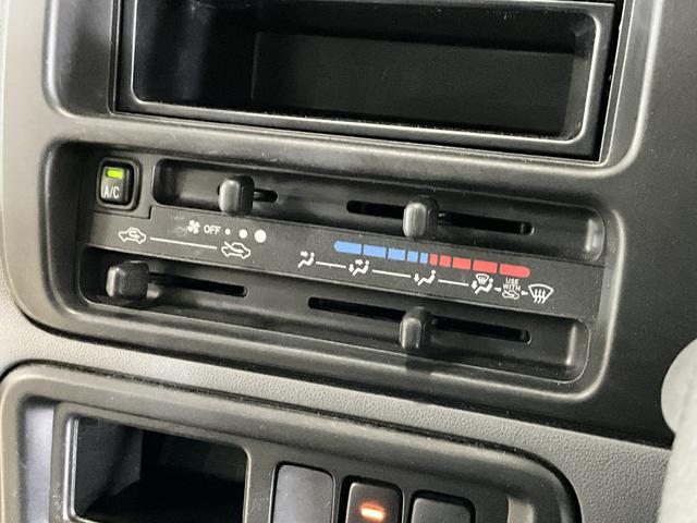 ハイゼットカーゴDX ワンオーナー ラジオデッキ ドアバイザー キーレスワンオーナー ラジオデッキ LEDヘッドライト ドアバイザー キーレスエントリー スペアキー有り 盗難防止装置 マニュアルエアコン ヘッドライトレベライザー シガーソケット スペアタイヤ有り(京都府)の中古車